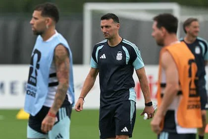 Lionel Scaloni manifestó que ya tiene definido el equipo, pero lo comunicará a los jugadores en últimas las horas previas al partido contra Jordania; resguardado, Lionel Messi será suplente.