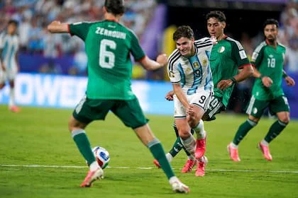 Julián Alvarez ingresó desde el banco en los dos primeros partidos y tuvo una chance clara gol, pero todavía no convirtió en el Mundial.