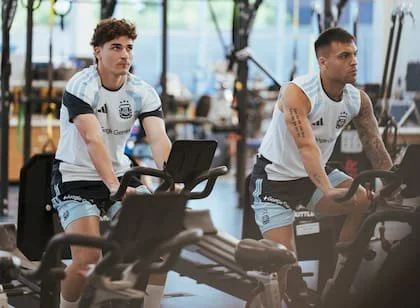 Julián y Lautaro, compinches fuera de la cancha y competidores por el puesto, cada tanto también tienen la chance de jugar juntos; son goleadores en dos grandes ligas, las de España e Italia.