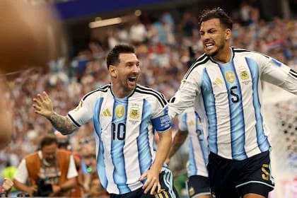 Lionel Messi y Leandro Paredes festejan el segundo gol de Messi frente a Austria
