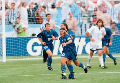 Maradona había comenzado el Mundial en alto nivel: un golazo en el 4-0 sobre Grecia (foto) y una asistencia a Claudio Caniggia en el 2-1 a Nigeria.