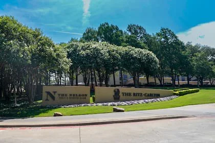 El ex Four Seasons hoy funciona bajo el nombre de "The Ritz-Carlton Dallas, Las Colinas", en las afueras de la gran ciudad de Texas.