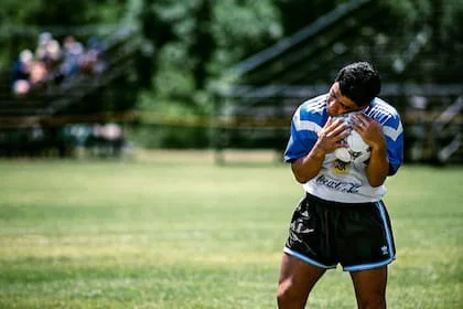 Una postal del regreso de Maradona a la selección: abrazado a la pelota, entre el repechaje frente a Australia y el comienzo del Mundial Estados Unidos 1994.