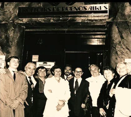 El frente de la tanguería en el centro parisino