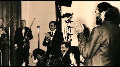 Julio Cortázar (de pie) aplaude a la orquesta de tango en el Trottoirs de Buenos Aires
