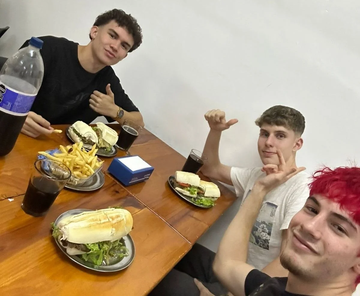 NUEVAS EXPERIENCIAS. En plena experiencia de intercambio en Tucumán, compartiendo un sándwich de milanesa con compañeros de Italia e Islandia.