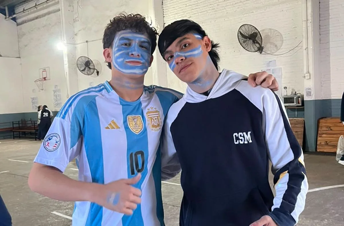 FANATISMO ARGENTINO. Bautista, su amigo en Tucumán, le pintó la cara antes de salir a alentar a la Selección.