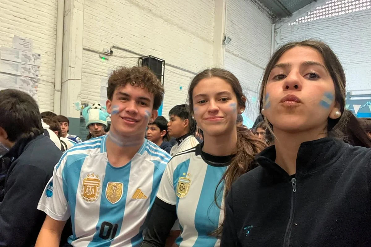SUS COMPAÑERAS. Con Agustina y Elisa, amigas que hizo durante su intercambio en Tucumán.