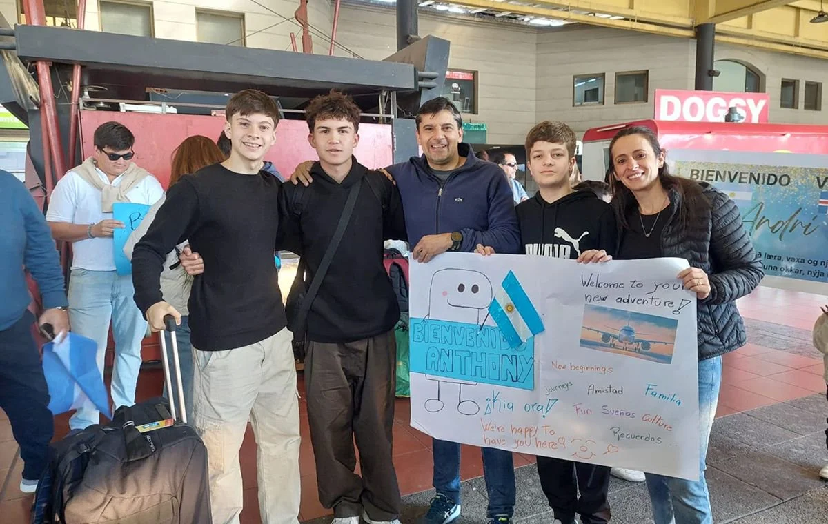 AFECTOS. Con su familia anfitriona en Tucumán, que lo acompaña durante su estadía en Argentina.