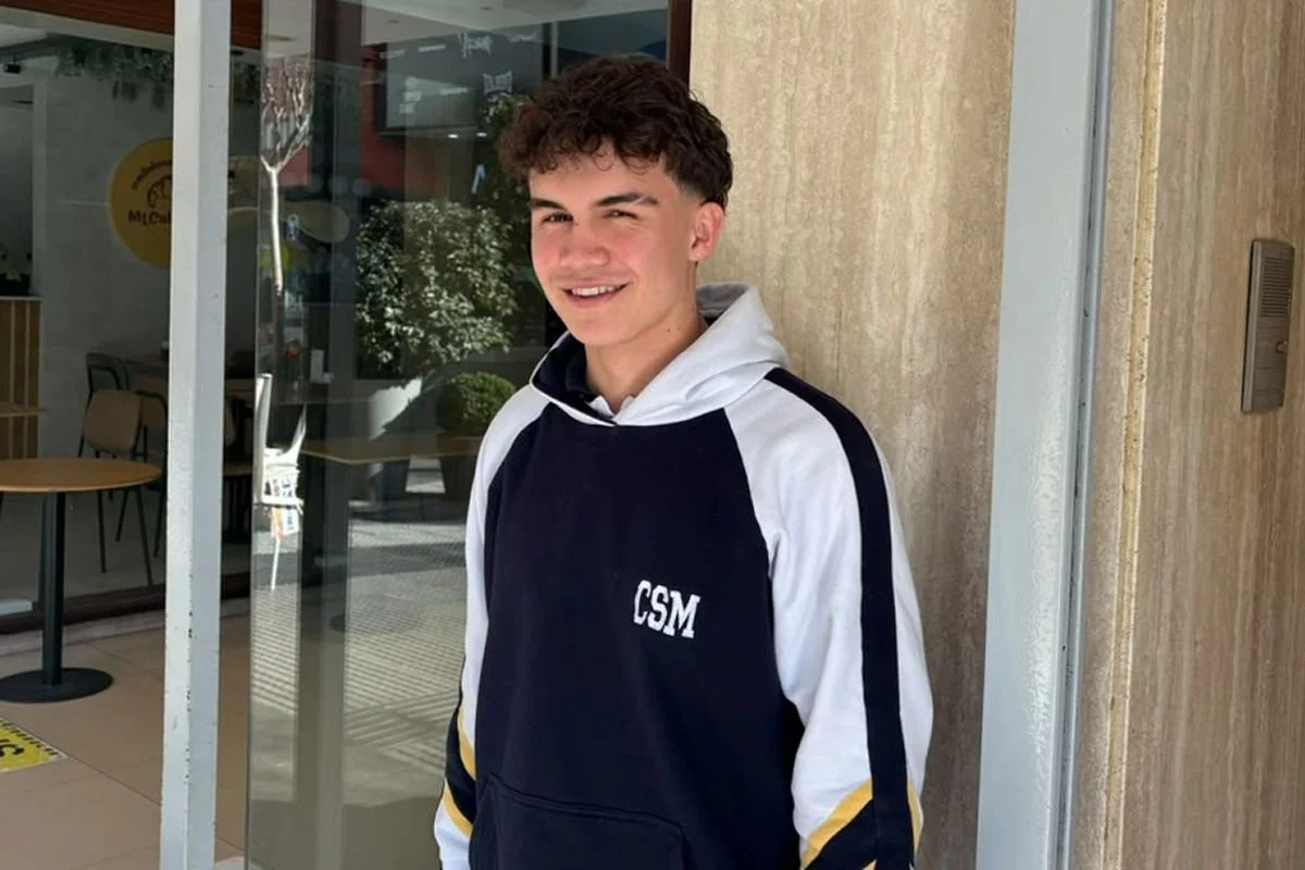 ESTUDIANTE DE INTERCAMBIO. El estudiante neozelandés durante su estadía en Tucumán, en pleno Mundial.