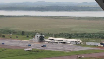 En el aeropuerto de Entebbe, los rehenes fueron llevados a una antigua terminal y custodiados por hombres armados