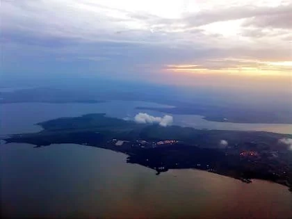 Foto aérea de la ciudad de Entebbe y el Aeropuerto Internacional de Entebbe durante una puesta de sol