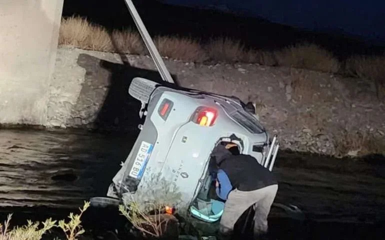 El matrimonio oriundo de Neuquén, cayó al río Malargüe.    