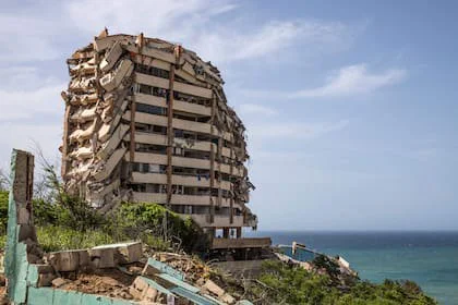 Imagen de un edificio destruido durante los dos terremotos que azotaron Caraballeda, estado de La Guaira, a unos 40 km al noreste de Caracas, el 25 de junio de 2026.
