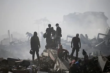 Voluntarios buscan víctimas del terremoto entre los escombros en Caraballeda