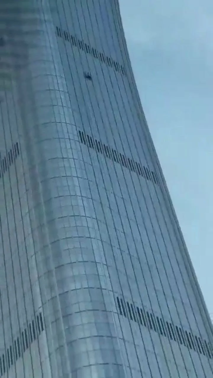 Un avión se estrelló en la torre más alta de Pekín