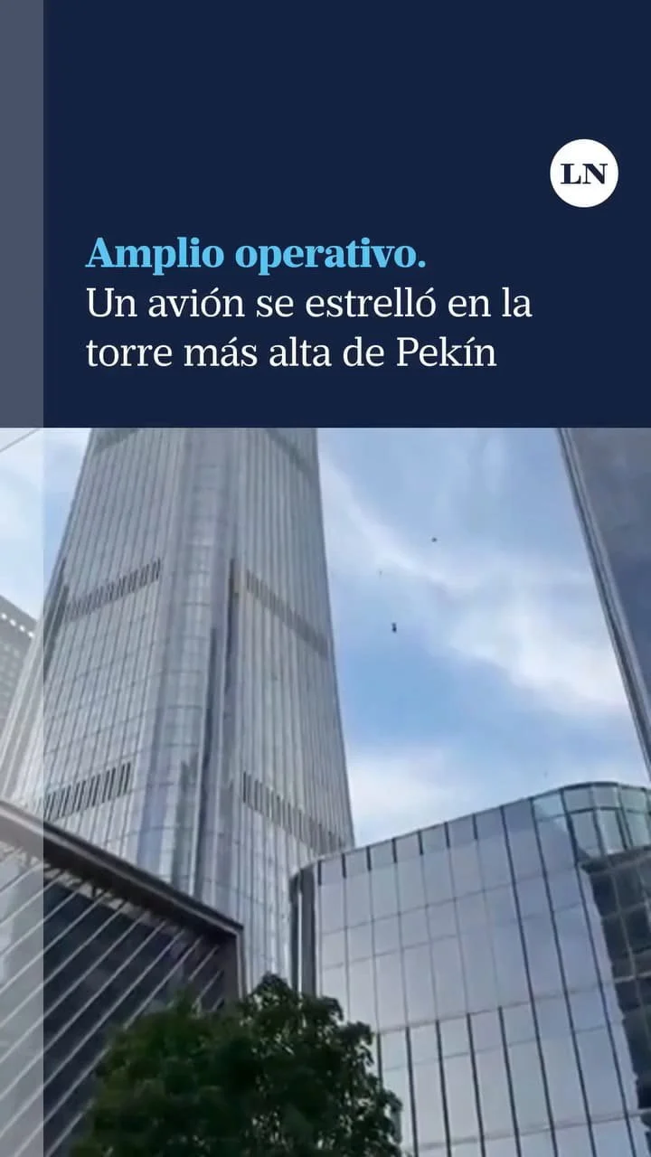 Amplio operativo: un avión se estrelló en la torre más alta de Pekín