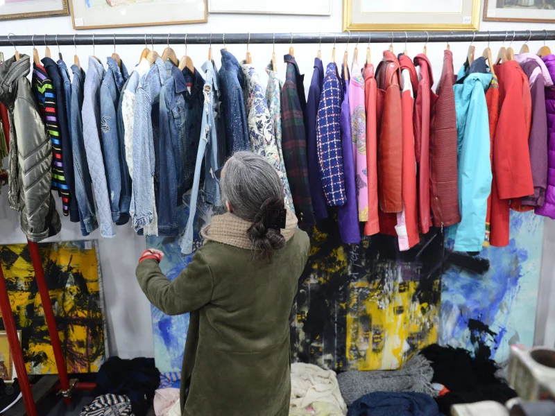 Moda circular, en problemas: la inesperada competencia que le surgió a la ropa usada