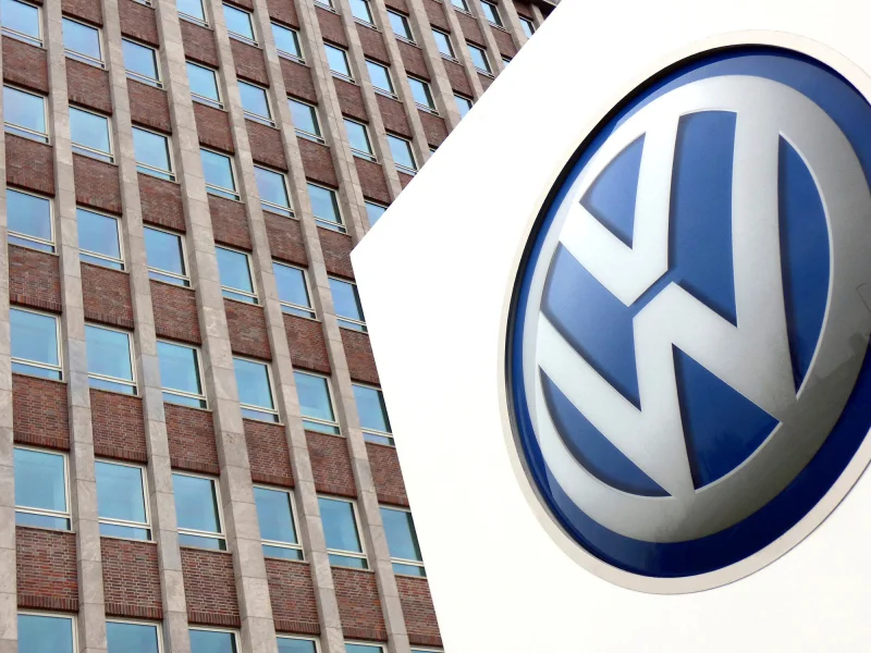Asediada por los autos chinos, Volkswagen planea despedir a 100 mil trabajadores en Alemania