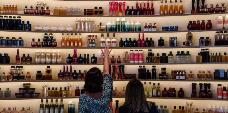 Vende un perfume cada dos segundos en la Argentina y cambió de CEO y de estrategia
