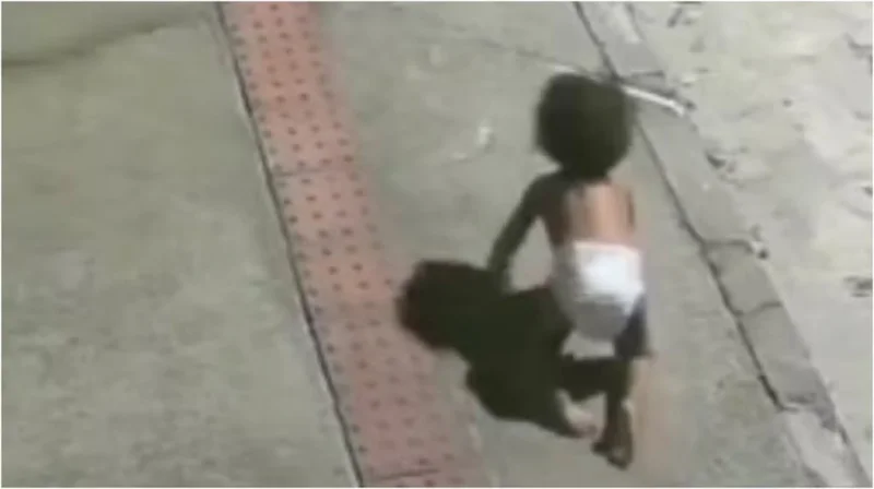 Encontraron a una beba gateando sola por la calle: su mamá se había ido a una fiesta y quedó detenida
