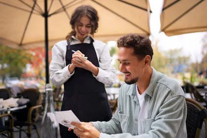 Los trabajadores en sectores que reciben propinas tienen un salario mínimo menor al resto