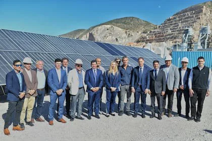 La secretaria general de la Presidencia, Karina Milei, recorrió la planta Caleras San Juan S.A. durante su visita a la provincia en el marco del Día de la Minería

