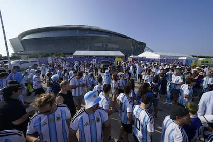 A quienes viajan a ver la selección argentina al Mundial les conviene pagar los consumos en moneda extranjera en dólares