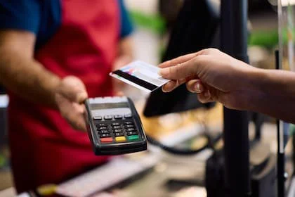 Los especialistas recomiendan pagar los gastos en el exterior con la tarjeta de crédito