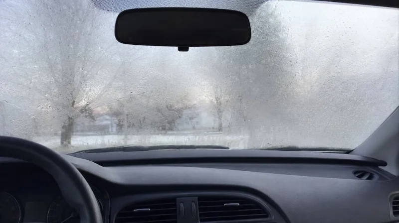 Cómo desempañar los vidrios del auto en invierno: el truco poco conocido y rápido