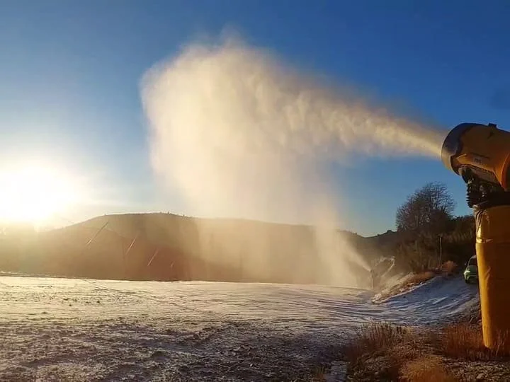 Bariloche: uno de los cañones en funcionamiento durante la producción de nieve técnica