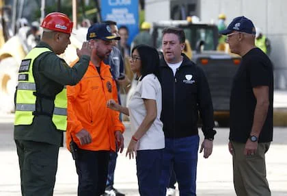 Delcy Rodríguez realiza una visita en la zona de edificios derrumbados, en Los Palos Grandes, en el estado Miranda