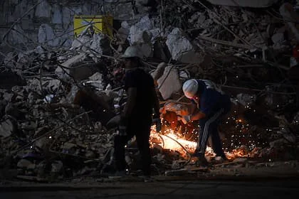 Rescatistas buscan sobrevivientes del terremoto en Caracas