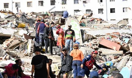 Miembros de protección civil de Venezuela buscan sobrevivientes en un un edificio colapsado en Caraballeda, La Guaira