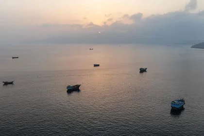 Barcos anclados frente a la península de Musandam, al norte de Omán, cerca del estrecho de Ormuz