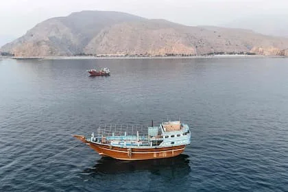 Barcos anclados frente a la península de Musandam, al norte de Omán, cerca del estrecho de Ormuz