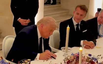 Trump puso la rubrica en el protocolo alcanzado con Irán, en el palacio de Versalles, acompañado del presidente francés, Emanuel Macron