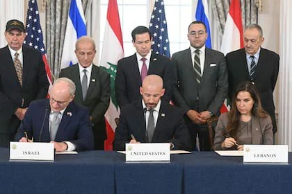 El secretario de Estado estadounidense, Marco Rubio, observa la firma de un acuerdo marco en el Departamento de Estado de Estados Unidos en Washington