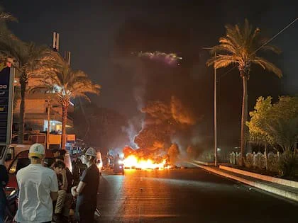 Simpatizantes de Hezbollah bloquean la antigua ruta al aeropuerto, en los suburbios del sur de Beirut