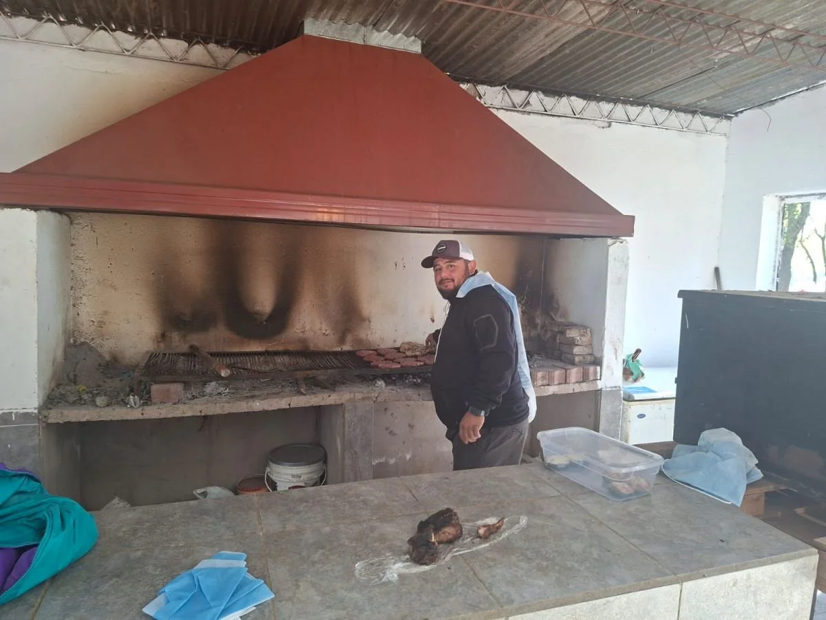 EL SACRIFICADO. Martín Mercado siempre es el responsable de cocinar para el grupo.