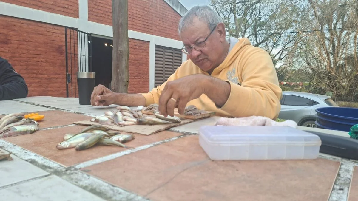 PREPARATIVO. El multicampeon Miguel Saguir preparando filete de mojarra.