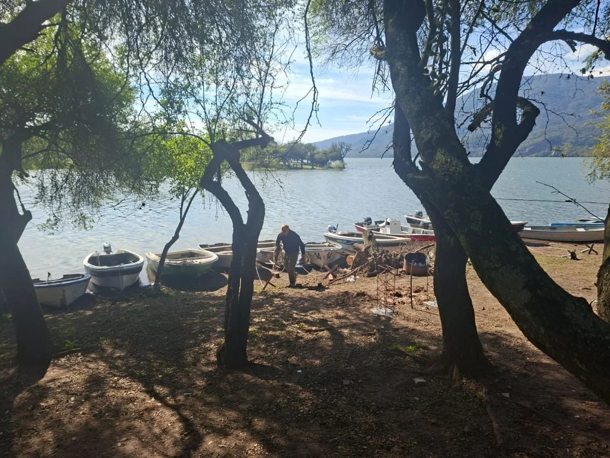 UN PARAÍSO. El club Tucuman Pesca y Regatas convoca a decenas de pescadores en El Cadillal.