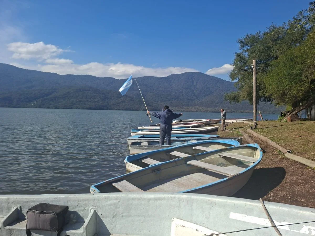 APASIONADO. Fran yañez usó su caña para colgar la bandera y alentar desde la distancia.
