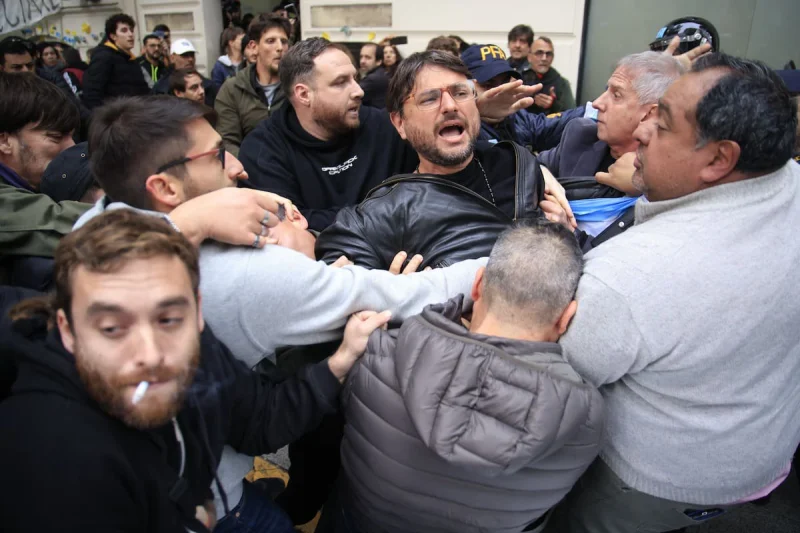 Procesaron y embargaron a Juan Grabois por la toma del Instituto Perón
