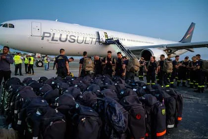 Un contingente de socorristas franceses llega al Aeropuerto Simón Bolívar para ayudar en los rescates