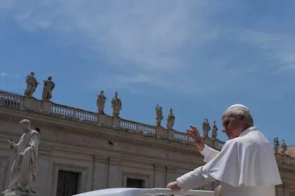 El papa León XIV saluda al retirarse después de su audiencia general semanal en la plaza de San Pedro, en el Vaticano