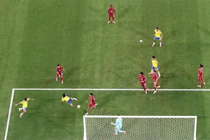 El momento en el que Davinson Sánchez convierte de cabeza para Colombia ante Portugal; el VAR terminó anulando el gol por un offside milimétrico
