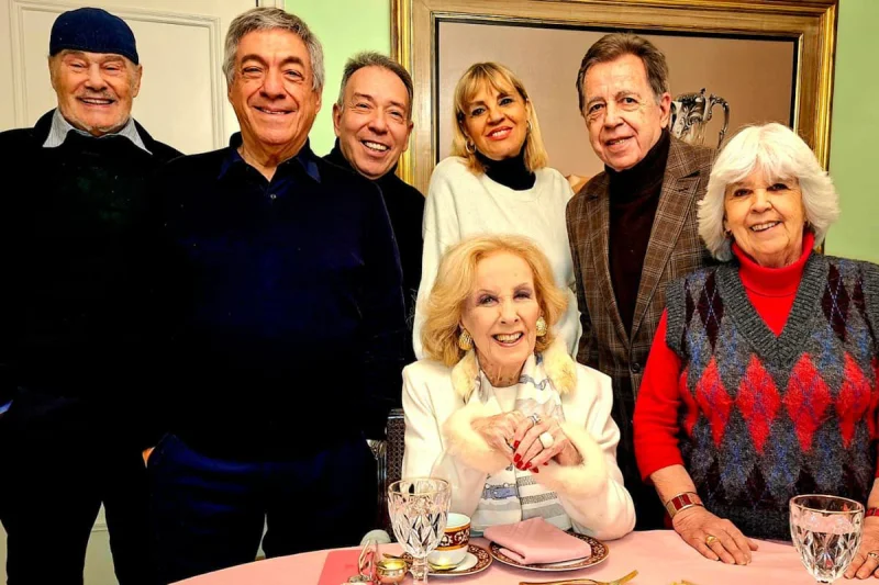 El té de los domingos de Mirtha Legrand: las reglas de oro y los infaltables de una ceremonia que nunca se suspende