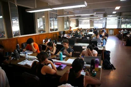 El debate se centra en cómo garantizar aprendizajes sin profundizar la estigmatización ni el abandono escolar