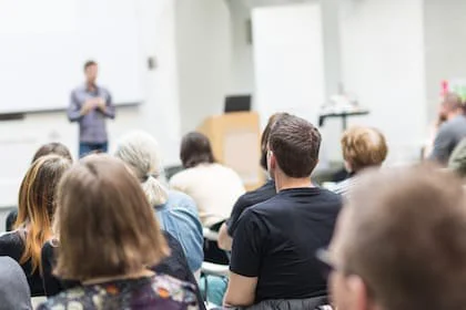 Entre la promoción automática y la repitencia, gana terreno un modelo de apoyo intensivo dentro del aula